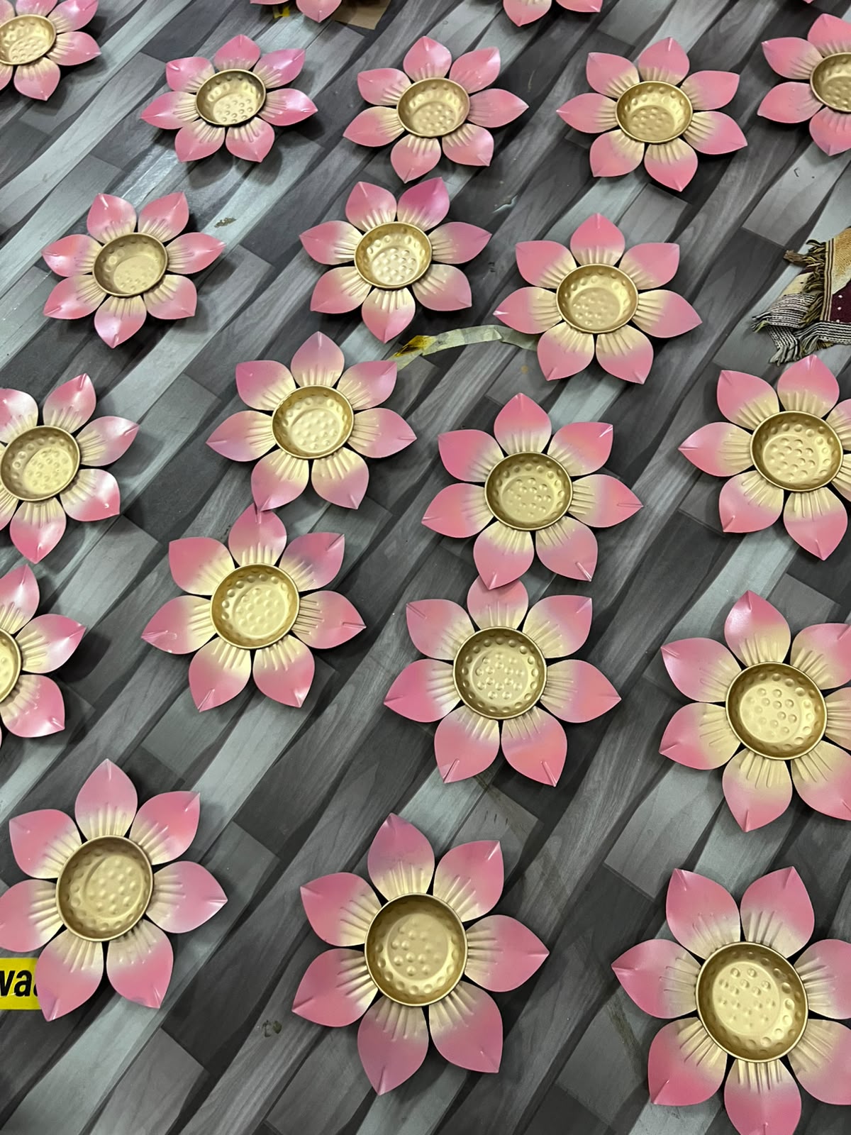 PINK LEAFS 10 INCH METAL URLI PACK OF 10